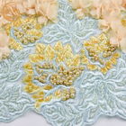 La decoración floral distintiva del trabajo hecho a mano del cordón 3D ata la tela para el vestido