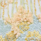 La decoración floral distintiva del trabajo hecho a mano del cordón 3D ata la tela para el vestido
