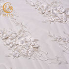 Anchura blanca del poliéster el 135cm de las telas el 20% del cordón de las flores elegantes para los vestidos de boda