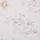 La tela floral blanca hermosa del cordón 3D goteó el poliéster soluble en agua