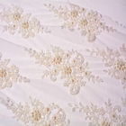 La tela blanca nupcial del cordón del bordado que se casaba modificada para requisitos particulares goteó el poliéster del 20%