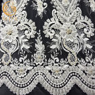Cordón bordado moldeado de lujo de las telas blancas del cordón del poliéster de 1 yarda el 20% para el vestido
