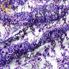 La púrpura chispeante del brillo bordó las perlas de lujo de la tela del cordón para el vestido de noche