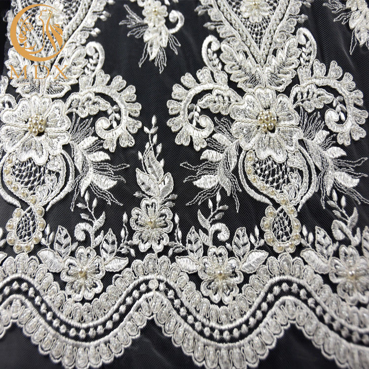 Cordón bordado moldeado de lujo de las telas blancas del cordón del poliéster de 1 yarda el 20% para el vestido
